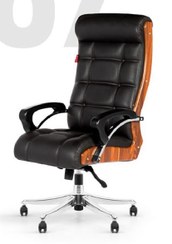 تصویر صندلی مدیریتی SM07 با طراحی مدرن و ترکیب چرم مشکی و نمای چوبی در کناره‌ها 