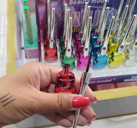 تصویر خط چشم مویی طرح گیتار Beauty model 