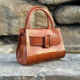 تصویر کیف دستی زنانه تهیه شده از چرم طبیعی گاو مدل نیشا Women's handbag made of natural cow leather, model Neesha