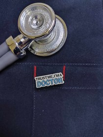 تصویر سنجاق سینه پزشکی 