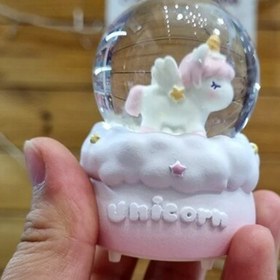 تصویر گوی برفی چراغدار طرح یونیکورن سایز ۲ 