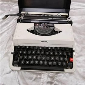تصویر ماشین تایپ امپریال فلزی با کیف لاتین ساخت ژاپن 
