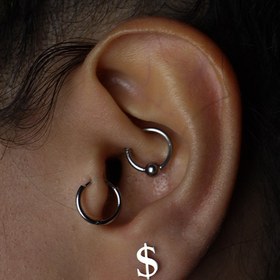 تصویر پیرسینگ نقره دلار 