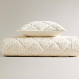 تصویر روفرشی پنبه‌ای با طرح باقلوا و گل از برند زارا 