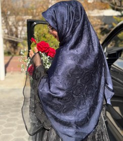 تصویر روسری ابریشم ژاکارد لمه دار طرح گل رز 