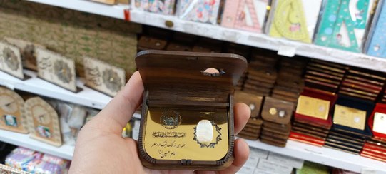 تصویر نگین متبرک امام حسین با جعبه چوبی 