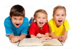 تصویر عکس با کیفیت دختر و پسر بچه در حال مطالعه کتاب 
