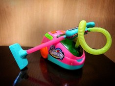 تصویر جاروبرقی اسباب‌بازی درج Insert toy vacuum cleaner