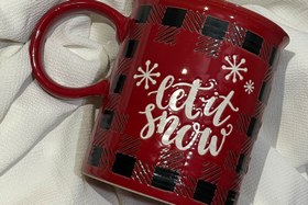 تصویر ماگ سرامیکی قرمز رنگ مدل let it snow 