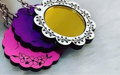 تصویر آینه دستی چوبی رنگی 