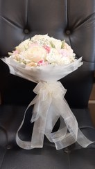 تصویر دسته‌گل طبیعی رز و میخک ترکیبی شیک، لطیف و عاشقانه 