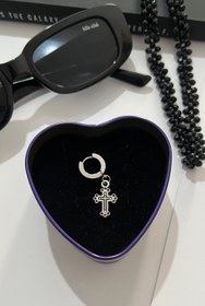 تصویر پیرسینگ گوش صلیب 