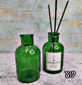 تصویر گلدان شیشه‌ای رنگی قهوه‌ای و سبز 