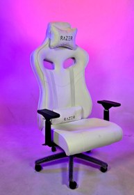 تصویر صندلی گیمینگ طرح ریزر مشکی و سفید 
