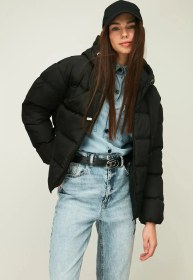 تصویر مانتو زمستانی پف دار ضد باد فیبر کلاهدار مشکی زنانه برند QAWWA ( قوا ) به رنگ مشکی در دسته کت، پالتو و کاپشن زنانه 