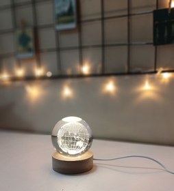 تصویر گوی کریستال شبتاب نشکن برقی کادویی - قطر ۸ کره زمین 