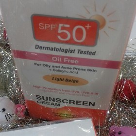 تصویر کرم ضد افتاب فاربن با spf 50 و با پوشش کرم پودری مناسب پوستهای خشک و پوستهای چرب 