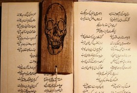 تصویر بوک مارک چوبی سوخت نگاری شده طرح اسکلت Skeleton design wood burning bookmark