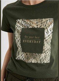 تصویر تی‌شرت آستین کوتاه گردن گرد با فیت راحت و طرح‌دار برند Defacto Relaxed Fit Printed Short Sleeve Crew Neck T-Shirt