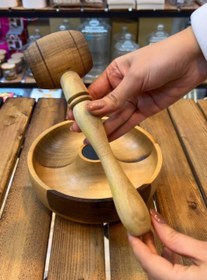 تصویر گردو شکن چوبی 