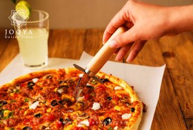 تصویر پیتزا بر مدل ماهرو 