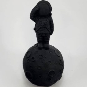 تصویر فضانورد ایستاده 