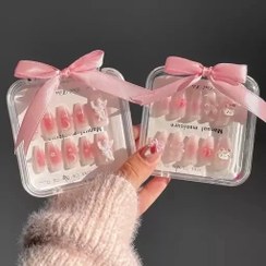 تصویر ناخن مصنوعی پینترستی فانتزی کیوت خاص کاشت شده با مواد عالی نگین دار تزیین شده پاپیون ناخن کره ای دیزاین شده 