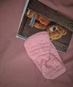 تصویر هدبند بافتنی صورتی دست‌دوز با مروارید تزیینی 