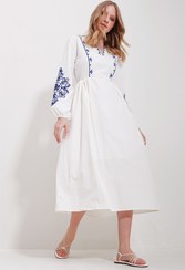 تصویر لباس میانی زنانه با یقه V سفید و آستار داخلی از کوتون با گلدوزی می | Trend Alaçatı Stili | 803313564 | اورجینال 