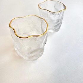 تصویر لیوان دفرمه لب طلایی 