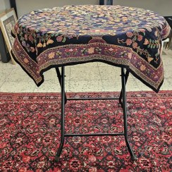 تصویر رومیزی پته دوزی درخت‌زندگی سرمه‌ای آستردار 