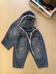 تصویر شلوار جین سورمه ایی مام بالونی با تینت کرم 