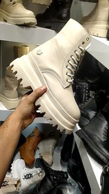 تصویر چکمه زمستانی مدل بوت کرم جلو بندی Winter boots with frontal cream boots