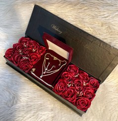 تصویر (ارسال رایگان)باکس گل و سرویس جواهری مدل لاکچری ۲ رز ربانی ماندگار هدیه‌ای شیک ویژه روز زن و روز مادر 