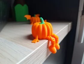 تصویر دکوری مینیاتوری مدل کدو تنبل با پای متحرک 