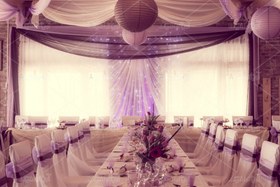 تصویر عکس با کیفیت تالار با دیزاین سفید بنفش 