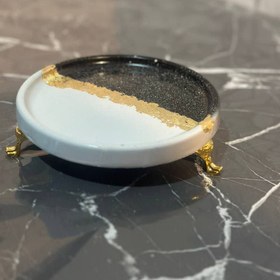 تصویر سینی پذیرایی دایره سنگ مصنوعی با پایه برنجی 10 س - مشکی سفید 