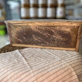 تصویر عسل با موم 