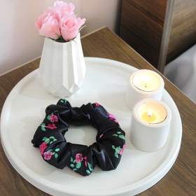 تصویر اسکرانچی مشکی گلدار 