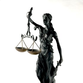 تصویر مجسمه عدالت برنزی 