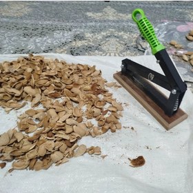 تصویر بادام شکن گردو شکن خانگی دسته پلاستیکی کف ام دی اف 