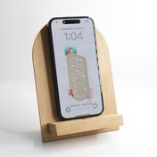 تصویر تقویم 1404 رومیزی پایه چوبی سیره 