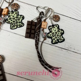 تصویر چارم بگ پلنگی با عروسک رزینی 