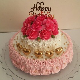 تصویر کیک دو طبقه با روکش خامه و تزیین گل طبیعی 