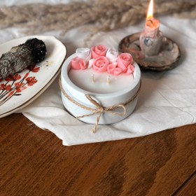 تصویر شمع بتنی با گل دستساز - لوندر / طوسی / یاسی و سفید 