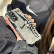 تصویر قاب نایکی جیر مدل Nike Just Do It دارای بند دستی مناسب برای گوشی موبایل سامسونگ Galaxy A12 / A13 4G / A14 / A21S / A23 / A31 / A32 4G / A33 5G / A30S / A50 / A50S / A51 / A52 / A52S / A53 / A71 / A72 / A73 / S22 Ultra 
