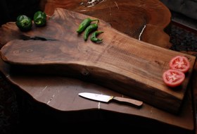 تصویر تخته گوشت چوب گردو سیاه وحشی یک تکه و دستساز 