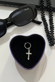 تصویر پیرسینگ گوش فیک صلیب 