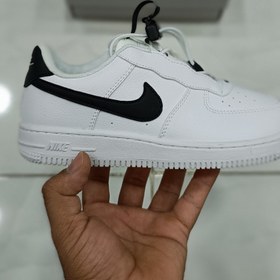 تصویر کتونی بچه گانه نایک ایرفورس۱ سفید تیک مشکی Nike Air Force 1 