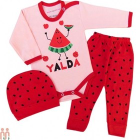 تصویر لباس نوزاد دخترانه بادی بلند و شلوار و کلاه ست 3 تکه صورتی قرمز یلدا cute watermelon baby clothes 